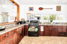 HILO HAVEN-4Bd2Ba Entire House w A/C, BBQ, Firepit - Image 4