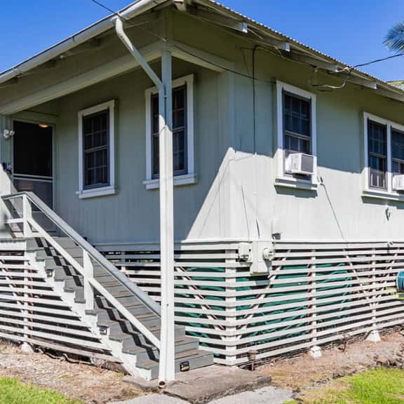 HILO HAVEN-4Bd2Ba Entire House w A/C, BBQ, Firepit - Image 1