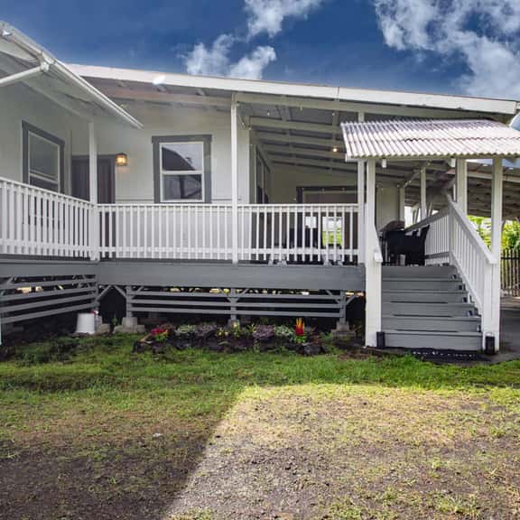 Your Perfect Hilo Homebase - Sleeps 9 with AC - Image 1