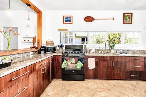 HILO HAVEN-4Bd2Ba Entire House w A/C, BBQ, Firepit - Image 4