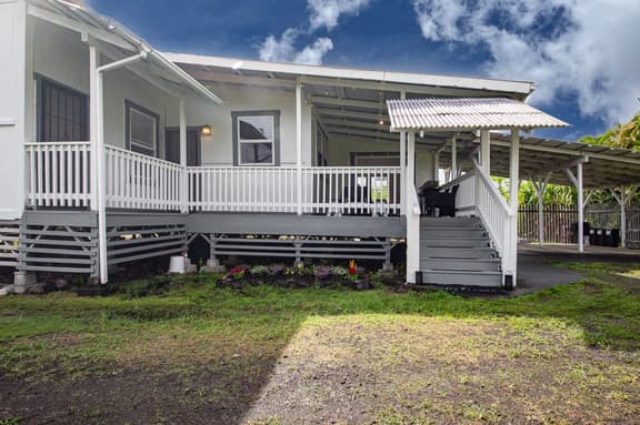 Your Perfect Hilo Homebase - Sleeps 9 with AC - Image 1